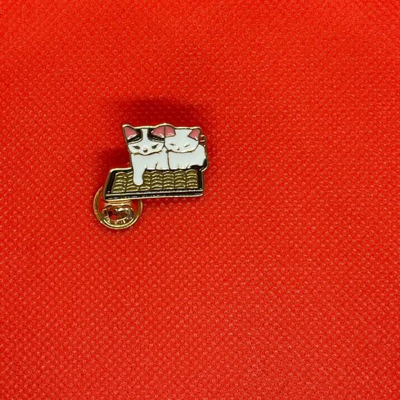 2 Cats and a Keyboard Kittens Pin Brooch - Picture 3 of 3